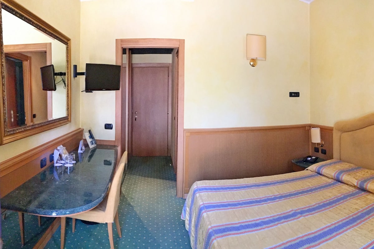 Copriletto in piuma, minibar, una cassaforte in camera, una scrivania
