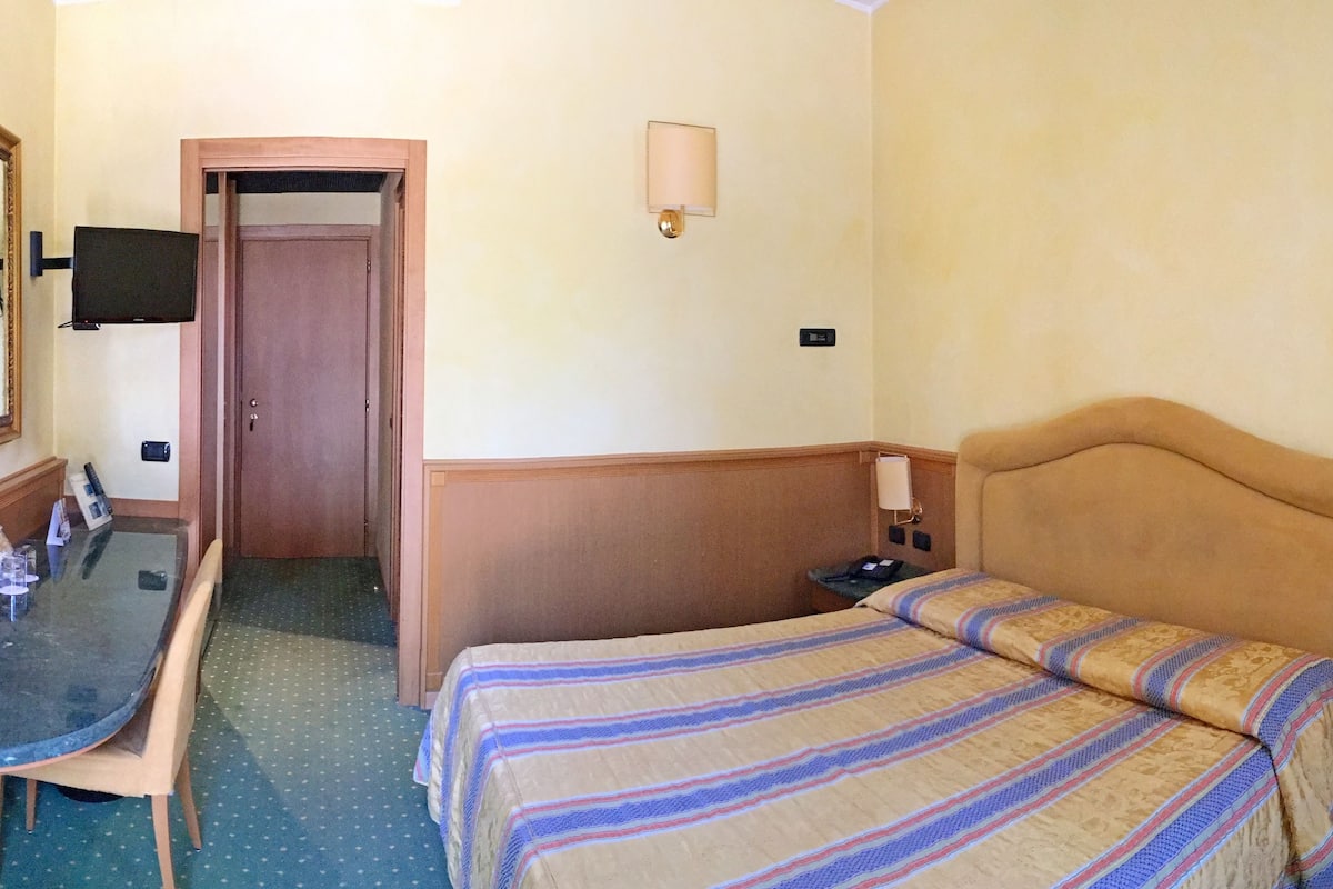 minibar, in-room safe, desk, blackout curtains