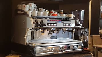 Eine gewerbliche Espressomaschine mit mehreren Kaffeeauslässen und einem digitalen Display.