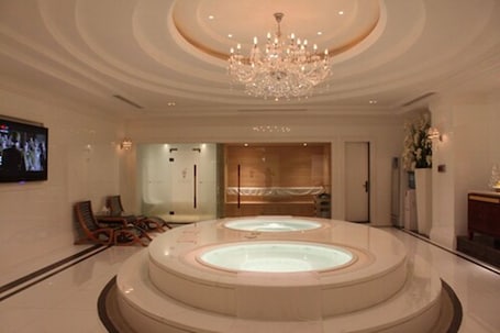 Body treatments, massage/treatment rooms