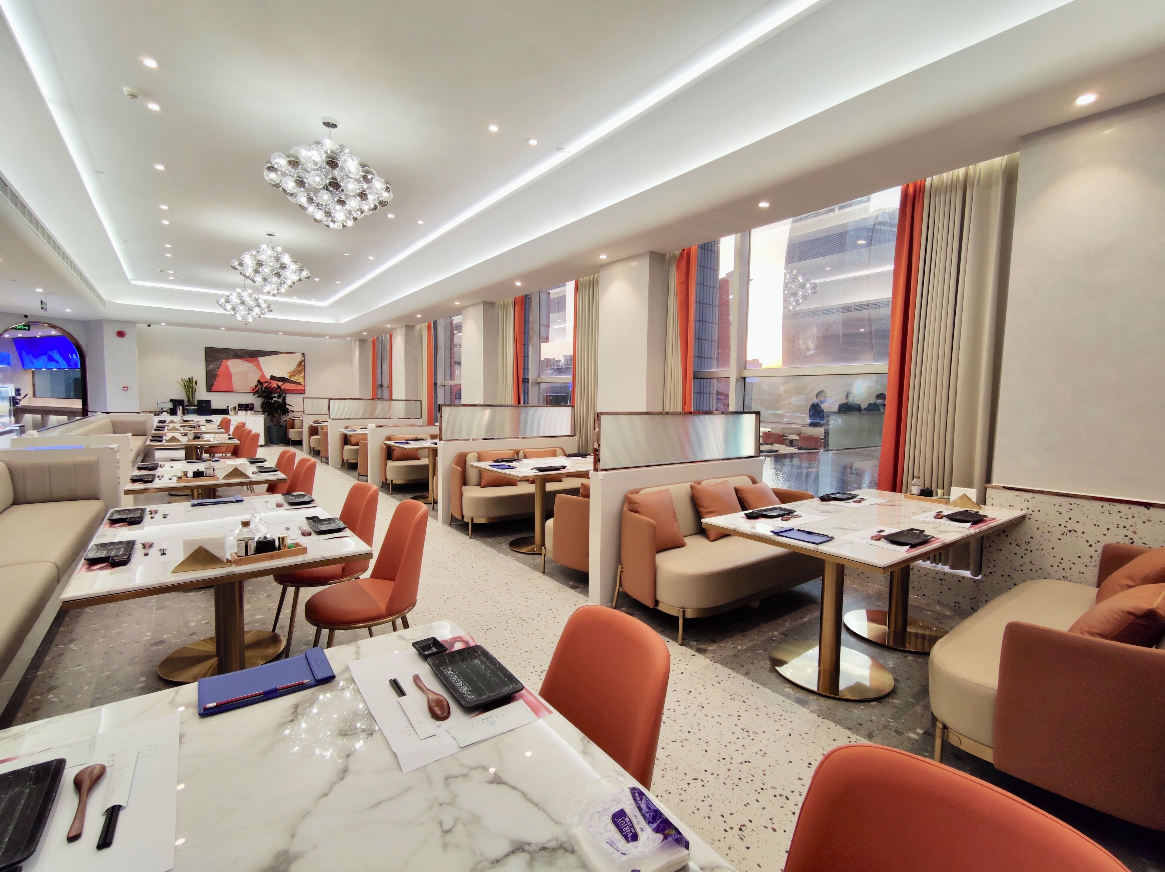 4 restaurantes, com serviço de café da manhã e almoço; culinária chinesa