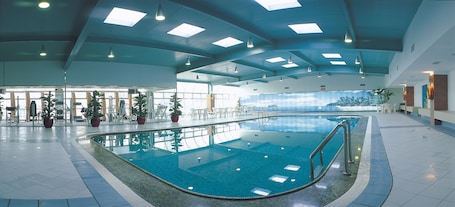 Una piscina cubierta. Citic Ningbo International Hotel