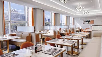 4 restaurantes; se sirven desayunos, almuerzos, cenas y cocina china