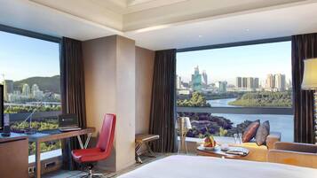 Deluxe Room, 1 King Bed, Executive Level | Minibar, in-room safe, desk, laptop workspace