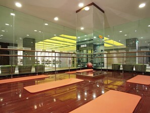 2 piscinas internas, piscina externa