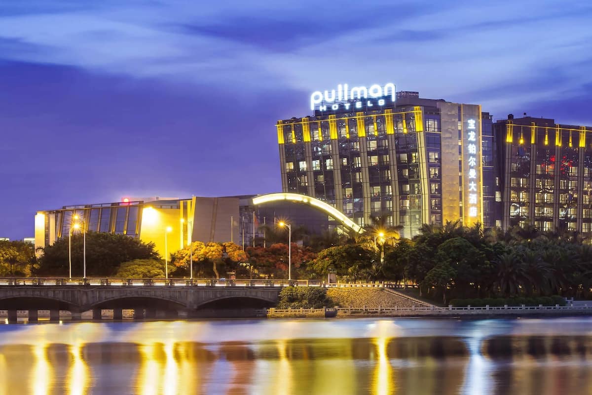 Superior Room, 1 King Bed | 1 bedroom, minibar, in-room safe, desk