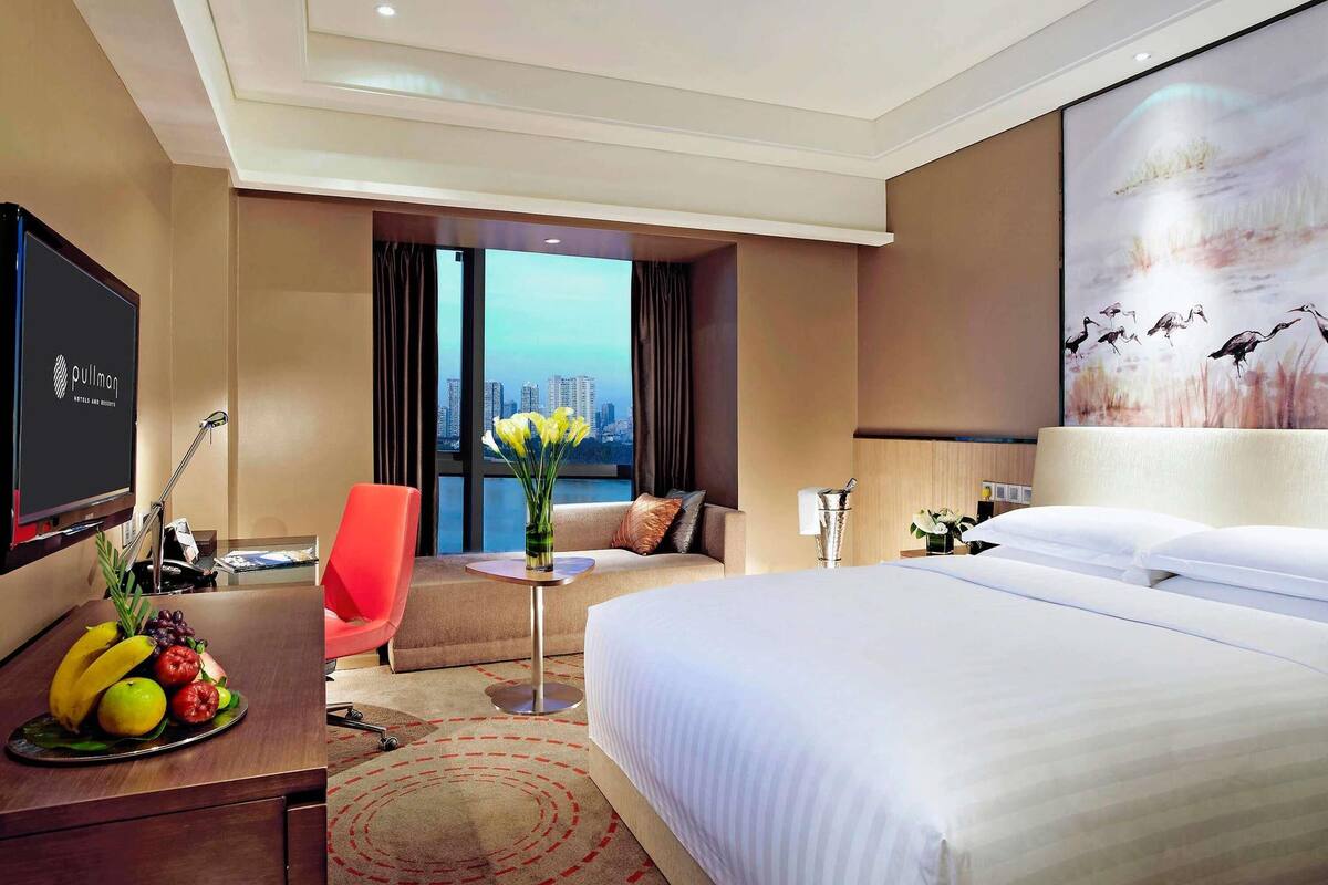 Een minibar, een kluis op de kamer, een bureau, een laptopwerkplek