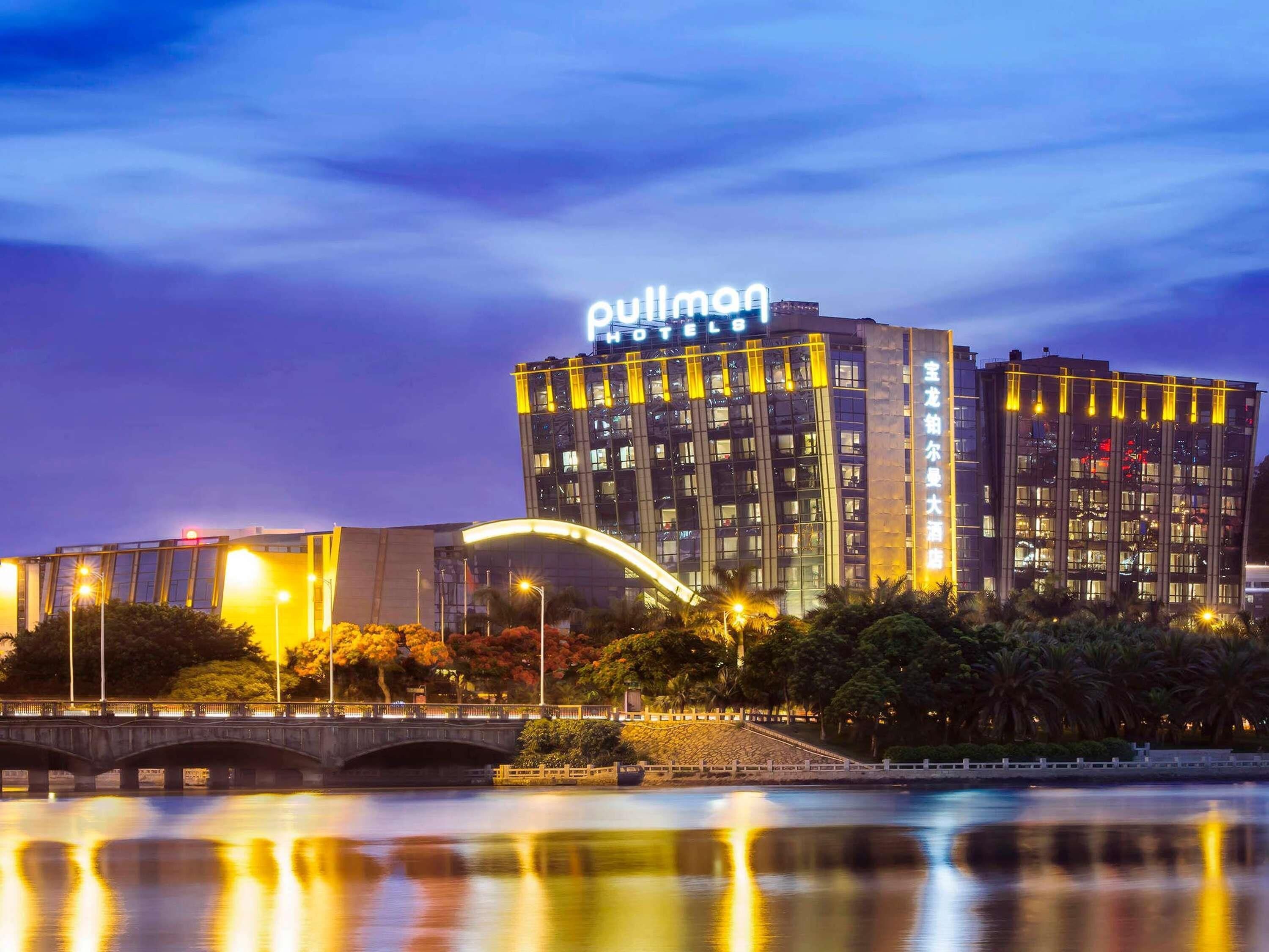 Minibar, in-room safe, desk, laptop workspace