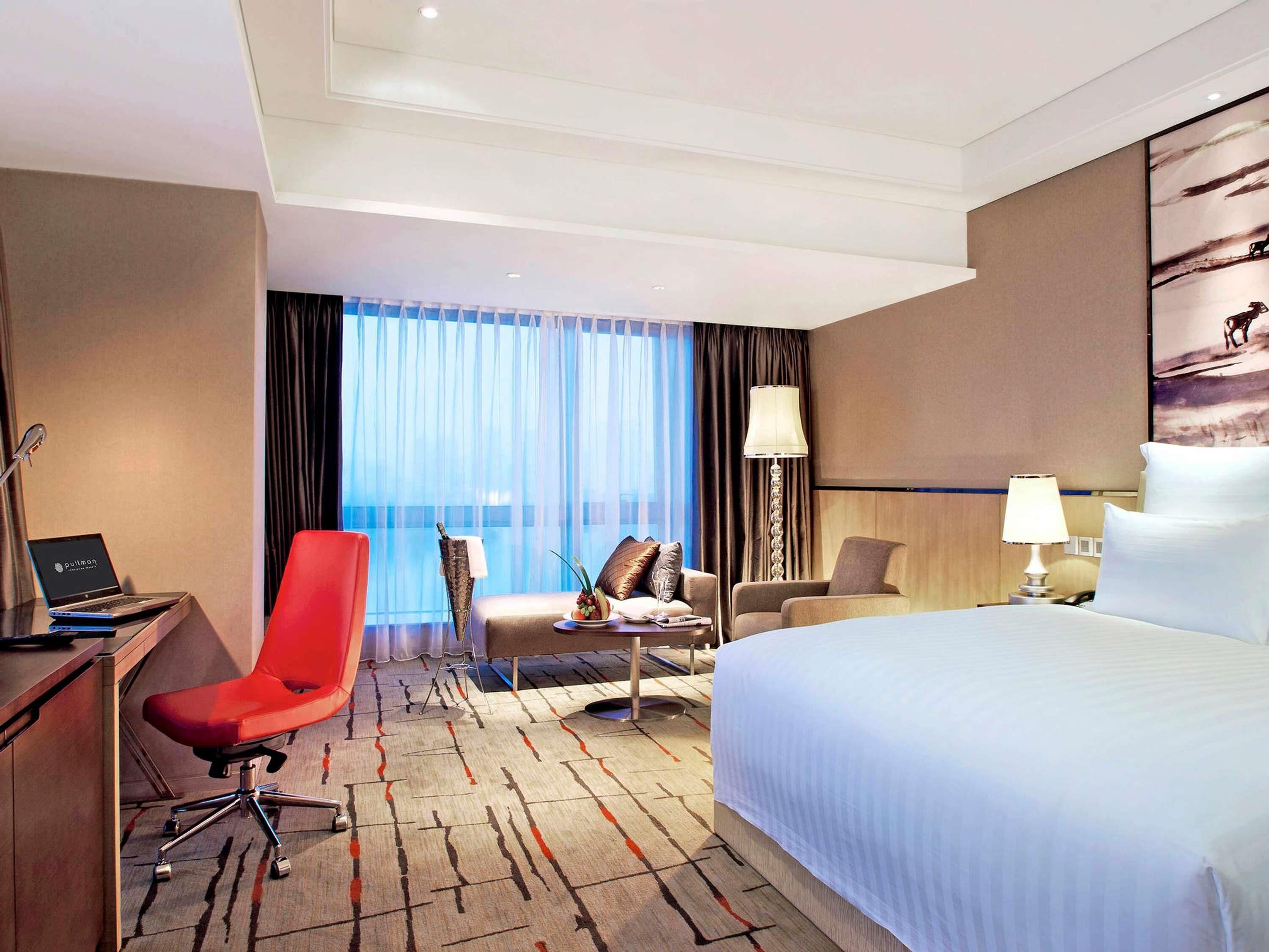 Executive Room, 1 King Bed, Park View | Minibar, in-room safe, desk, laptop workspace