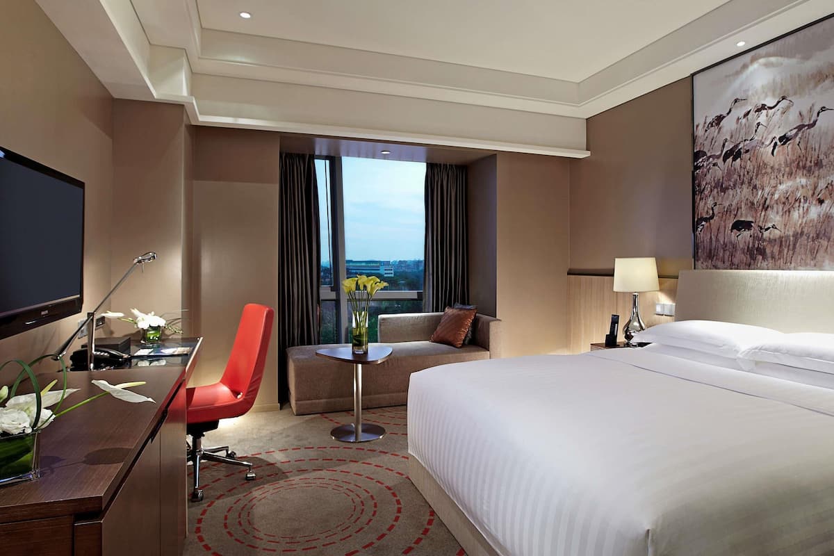 Minibar, Zimmersafe, Schreibtisch, laptopgeeigneter Arbeitsplatz