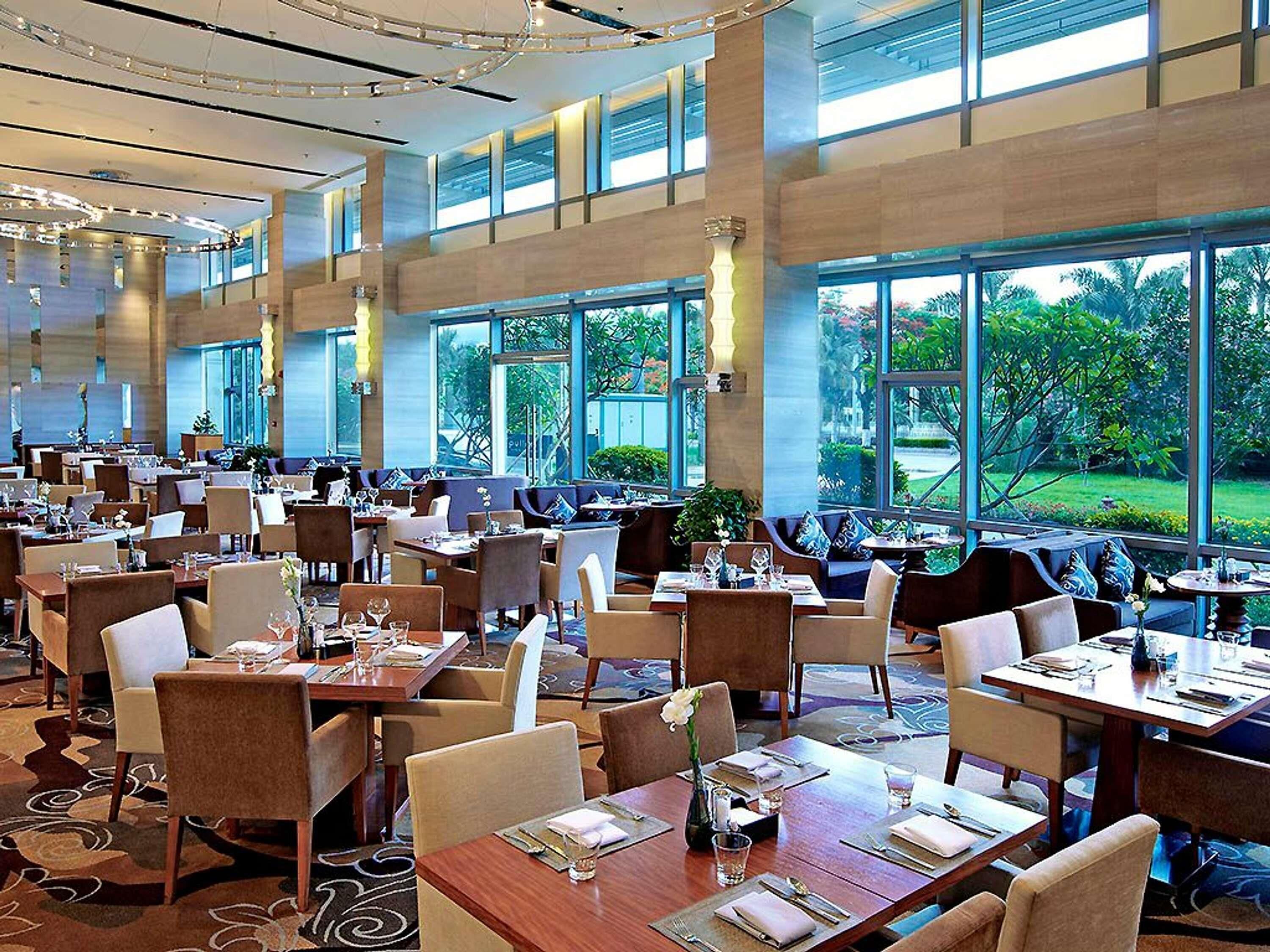 2 restaurants, breakfast served