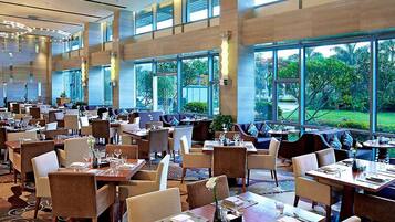 2 restaurants, breakfast served