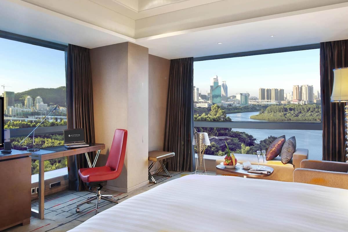 Deluxe Room, 1 King Bed, Executive Level | 1 bedroom, minibar, in-room safe, desk