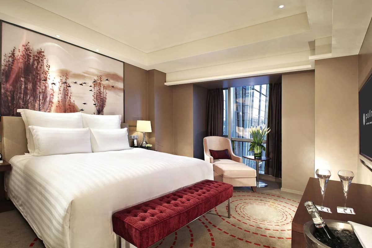 Deluxe Suite, 1 King Bed | Minibar, in-room safe, desk, laptop workspace