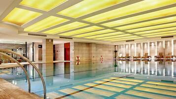 2 piscinas internas, piscina externa