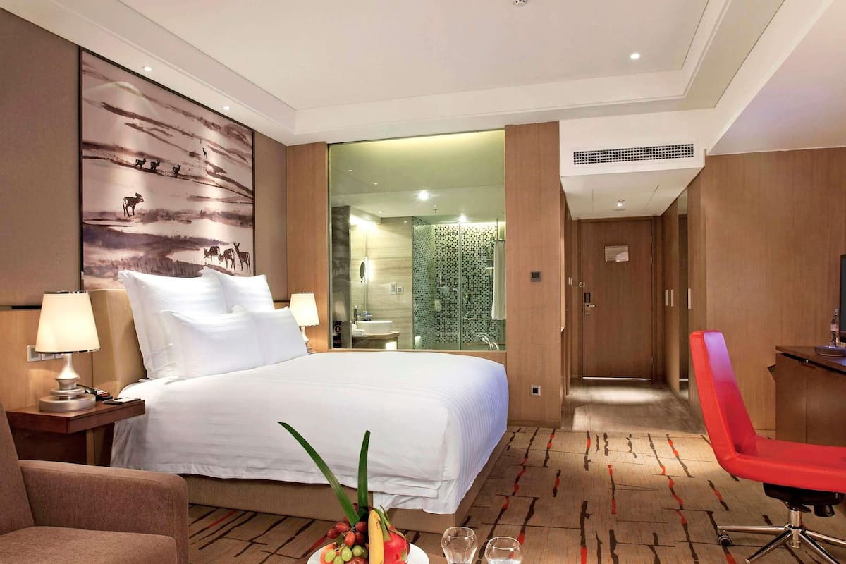 Minibar, in-room safe, desk, laptop workspace