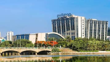 1 bilik tidur, bar mini, peti besi dalam bilik, meja