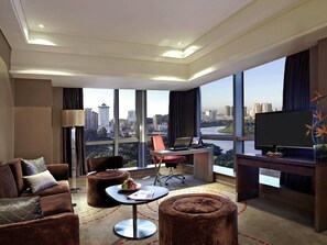 Deluxe Room, 1 King Bed, Executive Level | Minibar, in-room safe, desk, laptop workspace