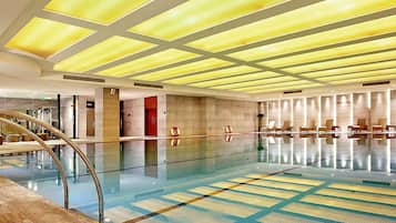 2 piscinas internas, piscina externa