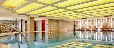 2 albercas techadas y alberca al aire libre