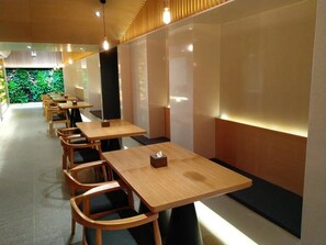 Tägliches Frühstücksbuffet gegen Gebühr