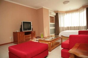 Camera Standard, 1 letto king | Minibar, una cassaforte in camera, tende oscuranti, ferro/asse da stiro