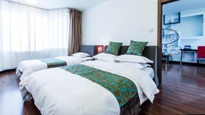Una habitación de hotel con dos camas, un escritorio y una silla.
