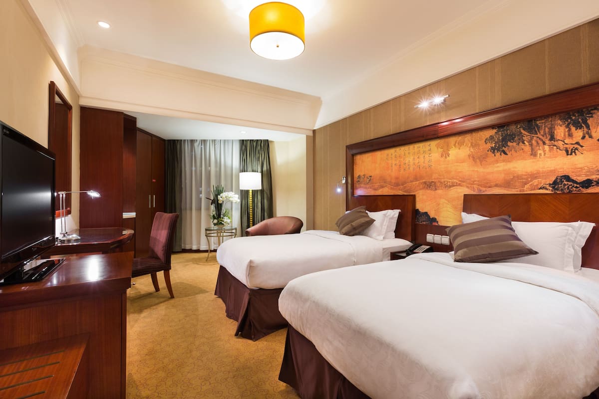 Luxury Twin Room, 1 Bedroom | Bar mini, peti besi dalam bilik, meja, langsir/tirai gelap terus