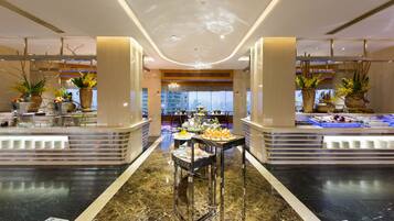 Hi ha 2 restaurants amb esmorzars