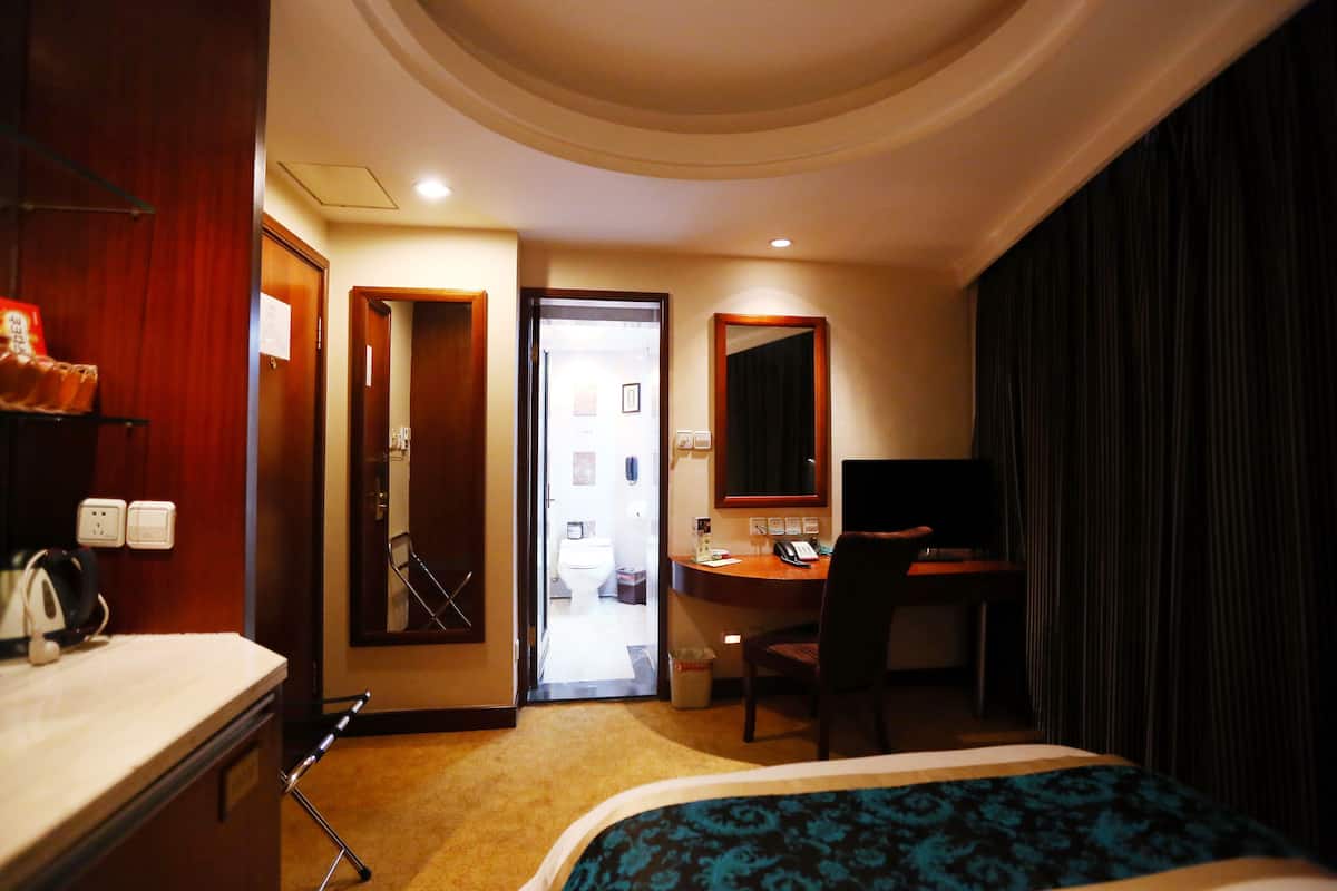 Minibar, caja de seguridad en la habitación y escritorio 
