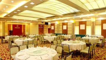 3 restaurants, breakfast, lunch, dinner served; French cuisine