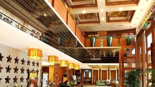 A spacious lobby with a checkered floor, a reception desk, and a seating area with a green sofa. - New Beacon International Hotel - Shanghai (Shanghai)