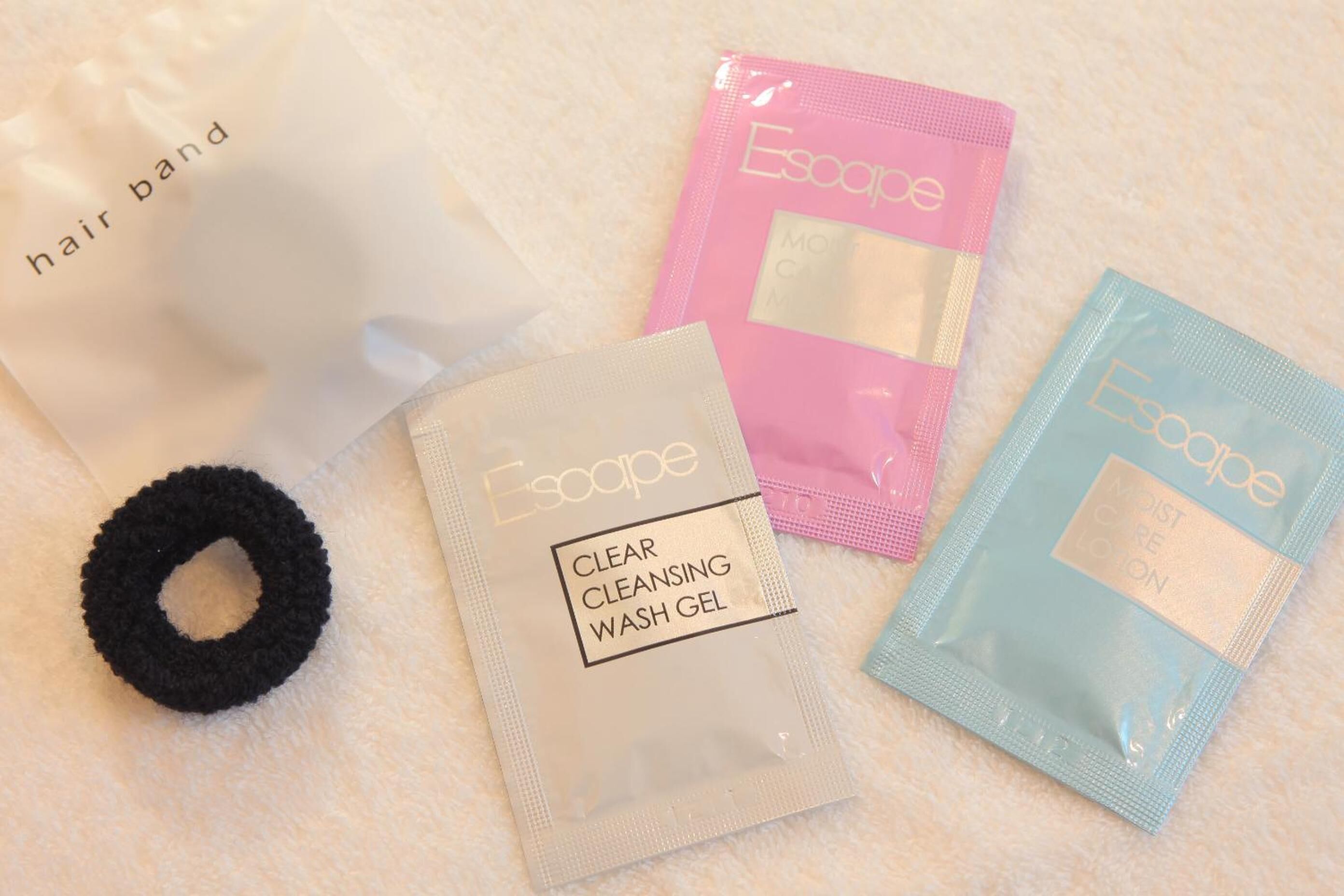 combined shower/bathtub, hydromassage showerhead, free toiletries