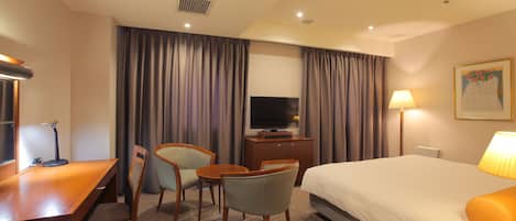 Quarto casal superior, para não fumantes | Cofres nos quartos, escrivaninha, cortinas blackout, Wi-Fi de cortesia