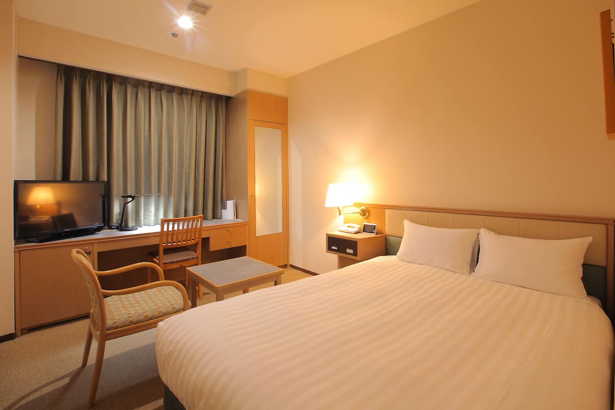 in-room safe, desk, blackout curtains, free wifi