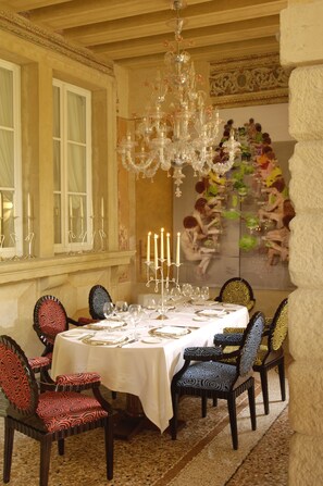 Breakfast and dinner served - Byblos Art Hotel Villa Amista (San Pietro in Cariano)