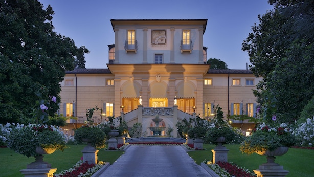 A grand hotel with a central entrance, a fountain, and well-maintained gardens. - Byblos Art Hotel Villa Amista (San Pietro in Cariano)