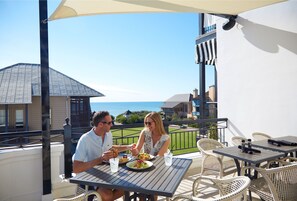 2 restaurants; breakfast, lunch, dinner and brunch served