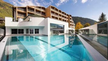 Piscina coperta, piscina all'aperto