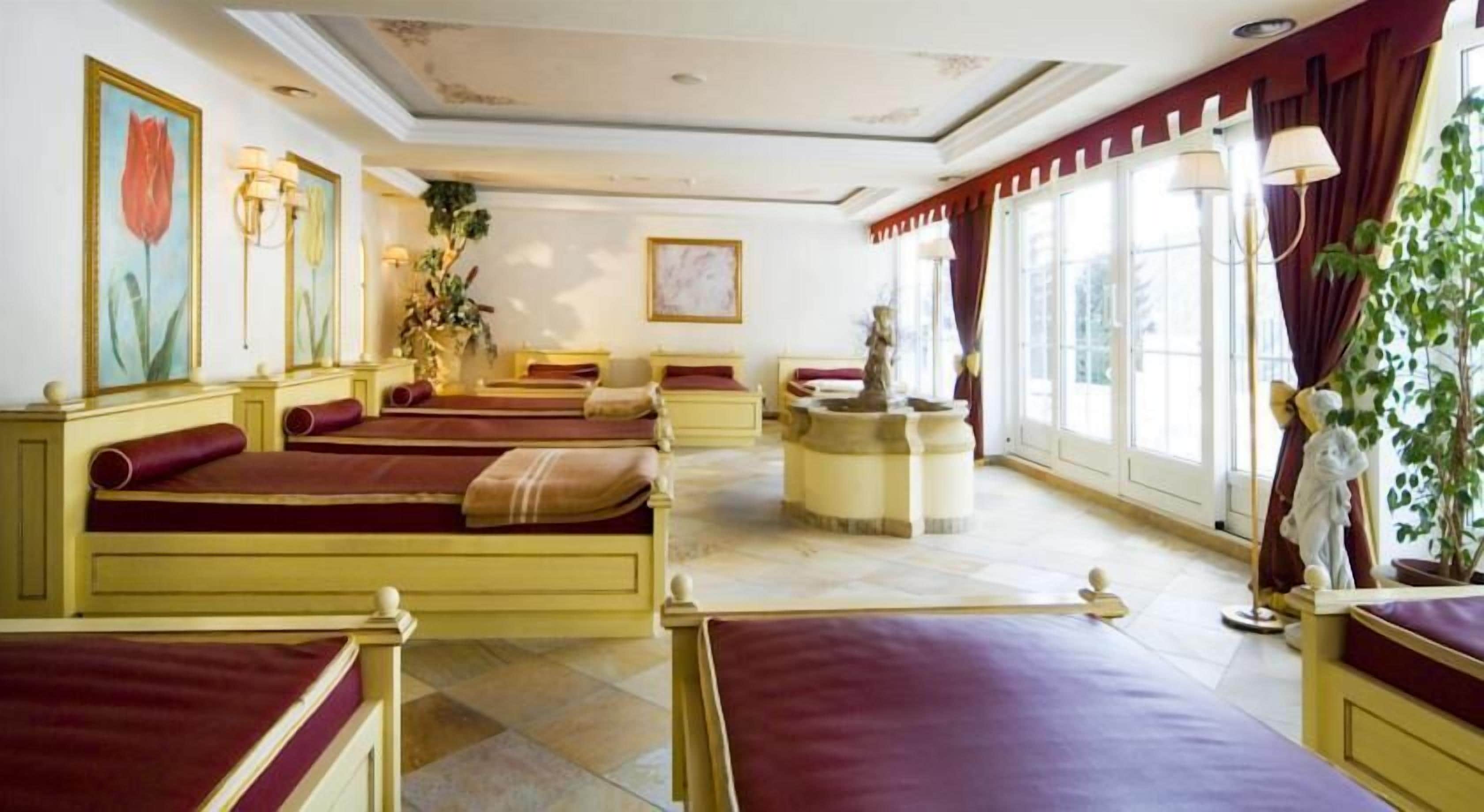 Ruang perawatan pasangan, sauna, hot tub, dan ruang uap