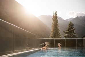 Indoor pool, outdoor pool - Falkensteiner Hotel Falkensteinerhof  (Rio di Pusteria)