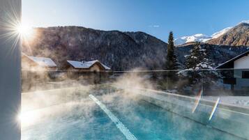 Piscina coperta, piscina all'aperto