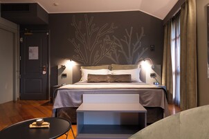 1 habitación, cubrecamas, minibar y caja de seguridad en la habitación