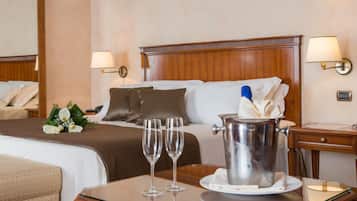 Junior-Suite | Daunenbettdecken, Minibar, Zimmersafe, individuell dekoriert