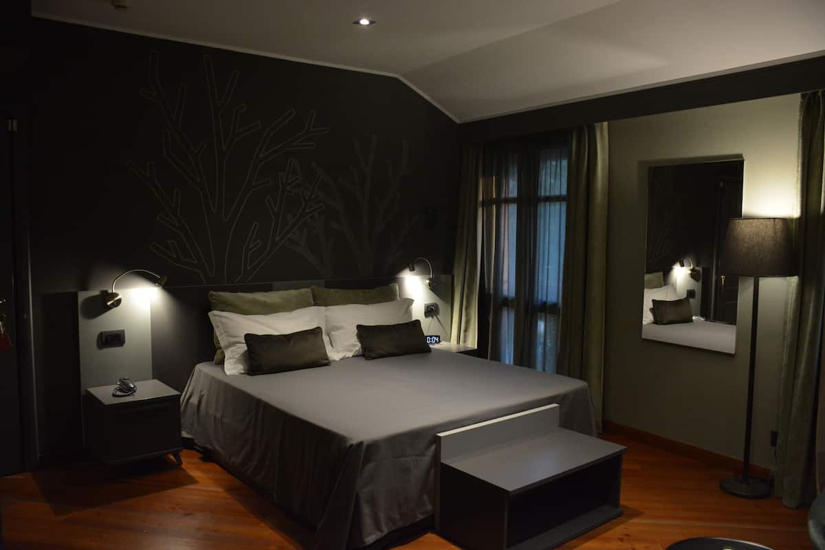 classic triple room | down duvets, minibar, in-room safe, individually decorated