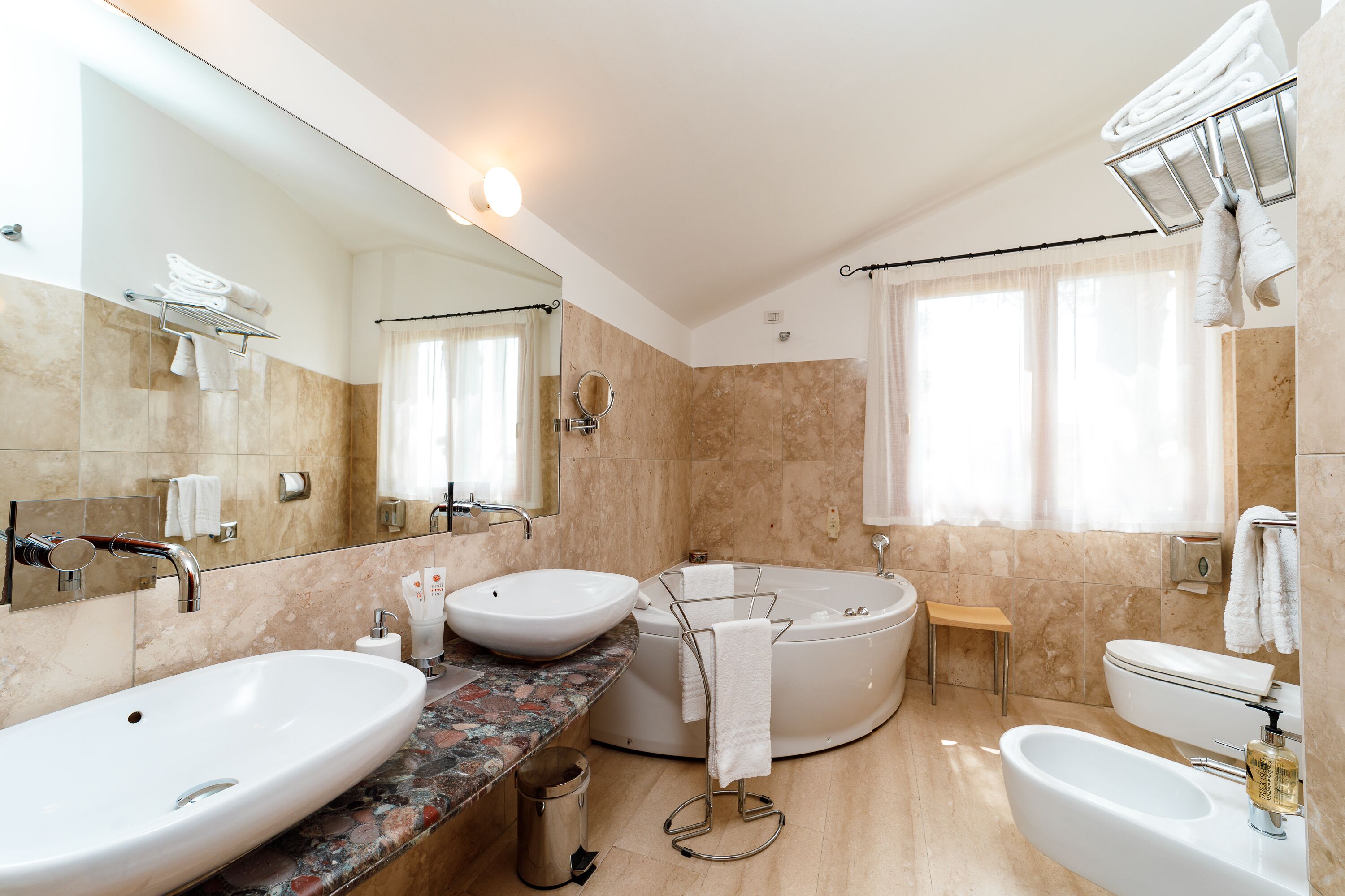 Une salle de bain moderne avec deux lavabos, une baignoire et des toilettes.