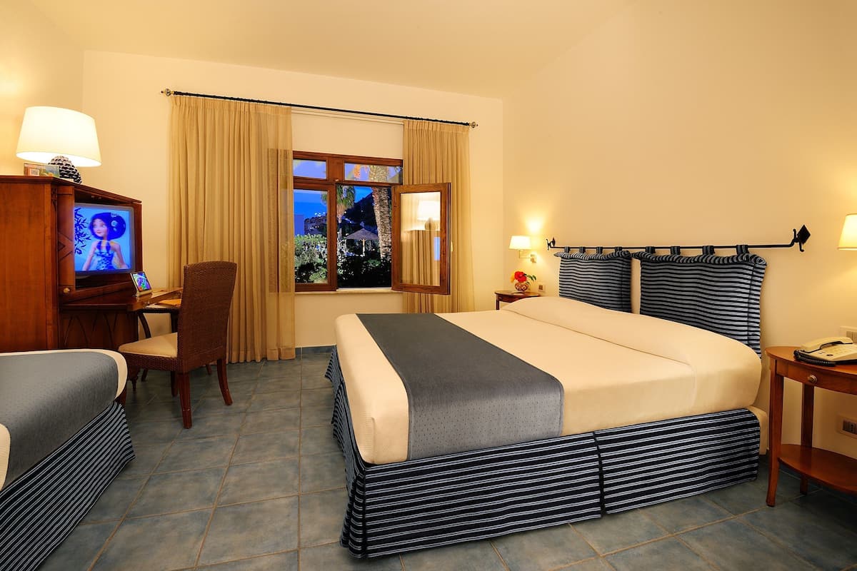 1 bedroom, Egyptian cotton sheets, premium bedding, down duvets