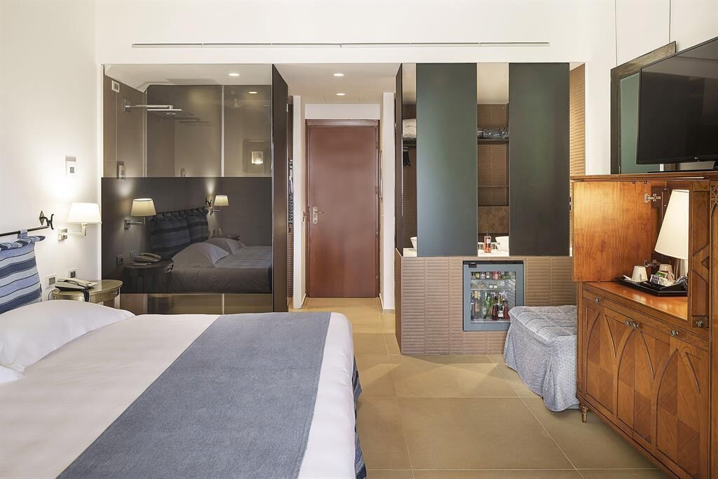 Egyptian cotton sheets, premium bedding, down comforters, minibar