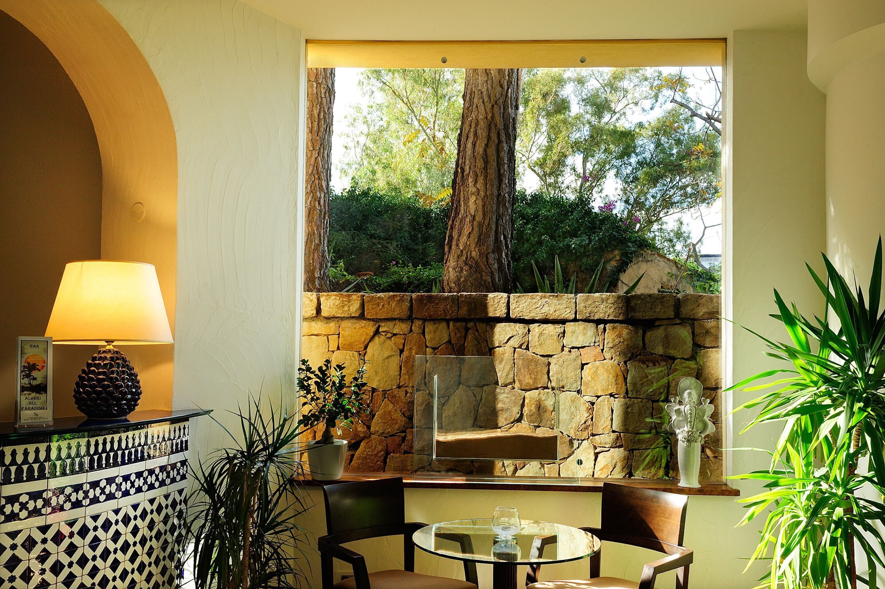 2 bars/lounges, lobby lounge