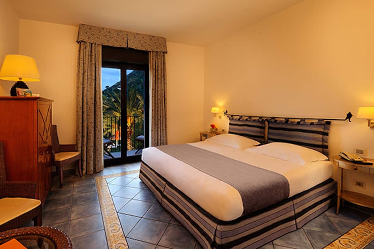 1 bedroom, Egyptian cotton sheets, premium bedding, down duvets